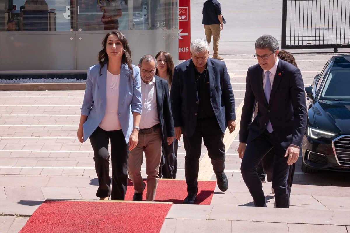 CHP Genel Başkanı Özel, DEM Parti Eş Genel Başkanı Hatimoğulları ile görüştü:
