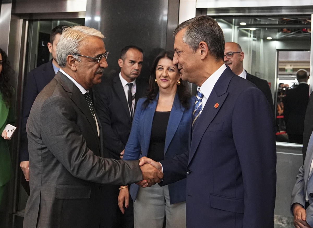 CHP Genel Başkanı Özel, DEM Parti heyetini kabul etti