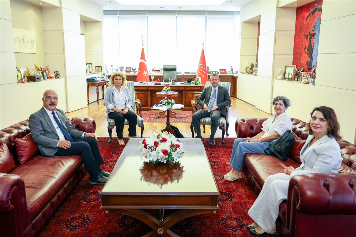 CHP Genel Başkanı Özel, KESK heyetini kabul etti