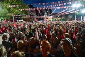 - "Hani baklava kutusunun üstüne CHP'nin altı okunu yapıştırıyorlardı ya.