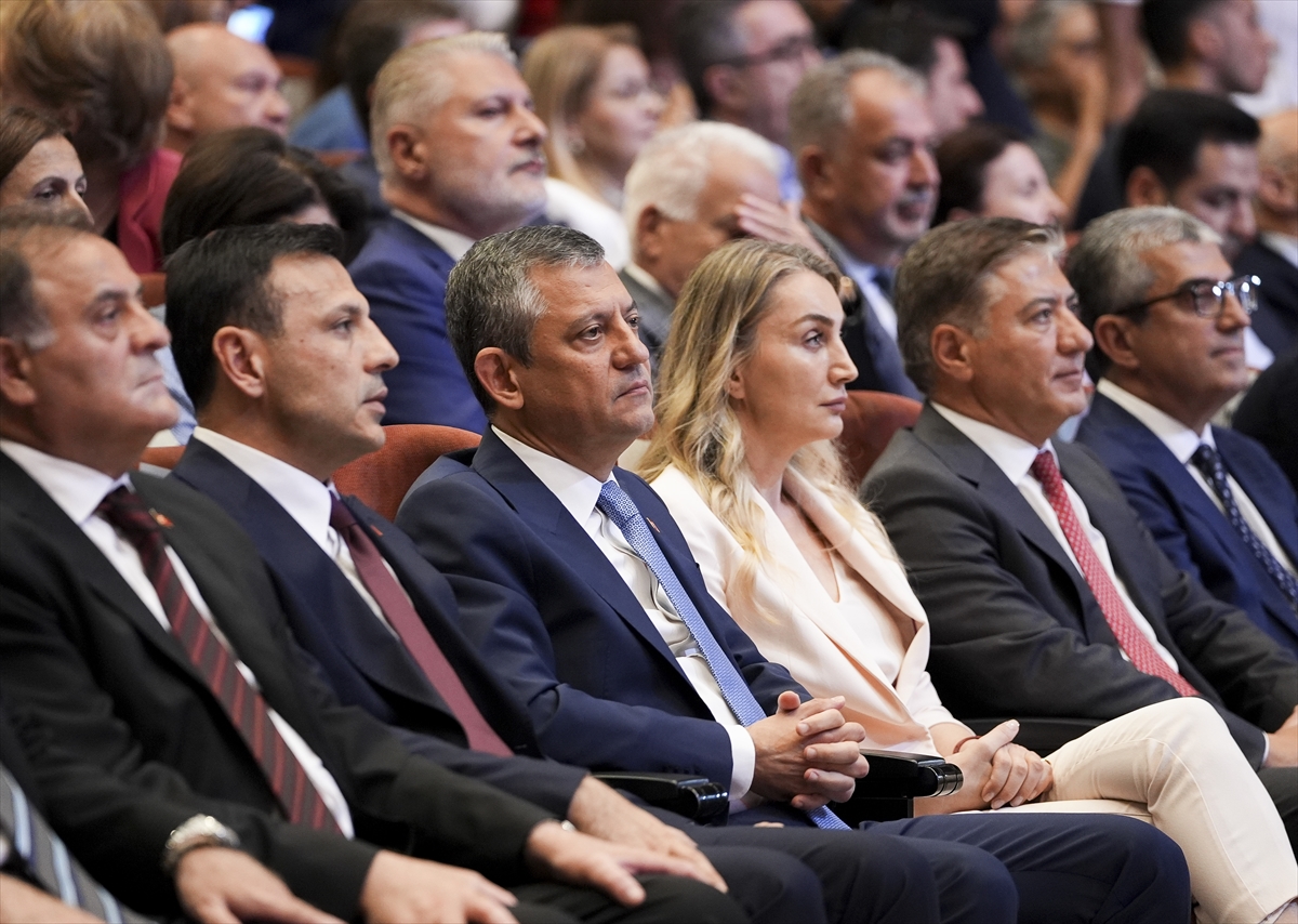 CHP Genel Başkanı Özel, partisinin İstanbul'da düzenlediği toplantıda konuştu: