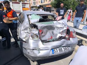 ÇORUM (AA) – Çorum'un Sungurlu ilçesinde 3 aracın çarpıştığı kazada