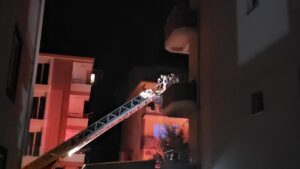 - Kız arkadaşının evde mahsur kaldığını düşünen kişi, itfaiye merdiveninden