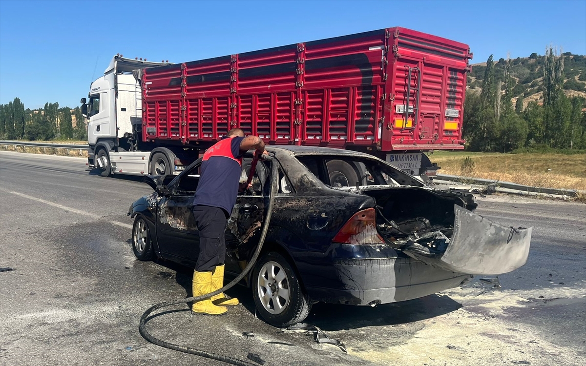 Çorum'da iki otomobilin çarpışması sonucu 4 kişi yaralandı