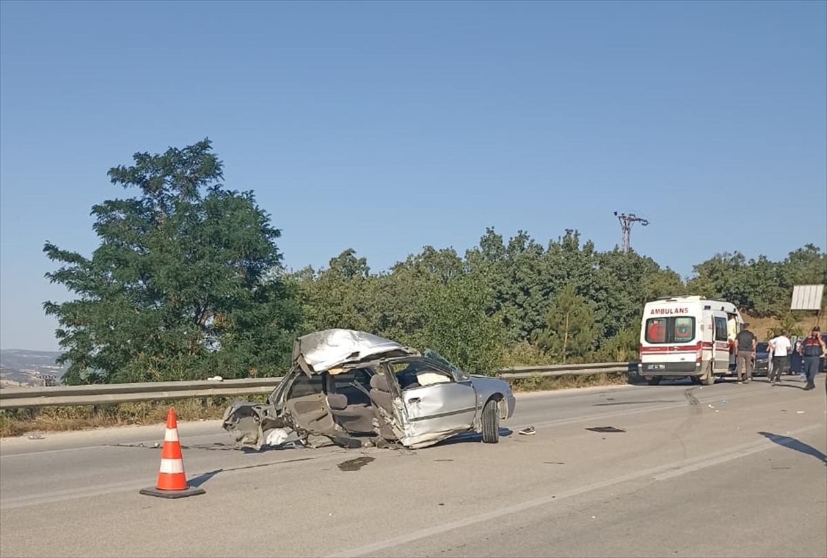 Çorum'da yolcu minibüsü ile otomobil çarpıştı, 11 kişi yaralandı