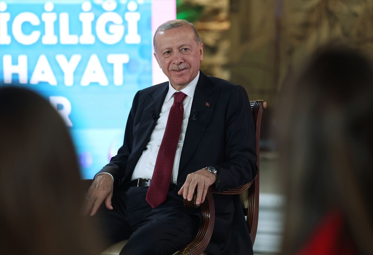 Cumhurbaşkanı Erdoğan, Tütün Ürünlerinin Zararlarının Önlenmesi Kanunu'nun yıl dönümünde gençlerle buluştu: (1)