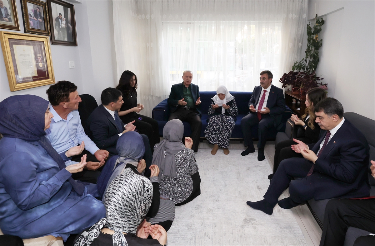 Cumhurbaşkanı Erdoğan, 15 Temmuz'da 3 yakını şehit olan Muzaffer Gülşen'i evinde ziyaret etti