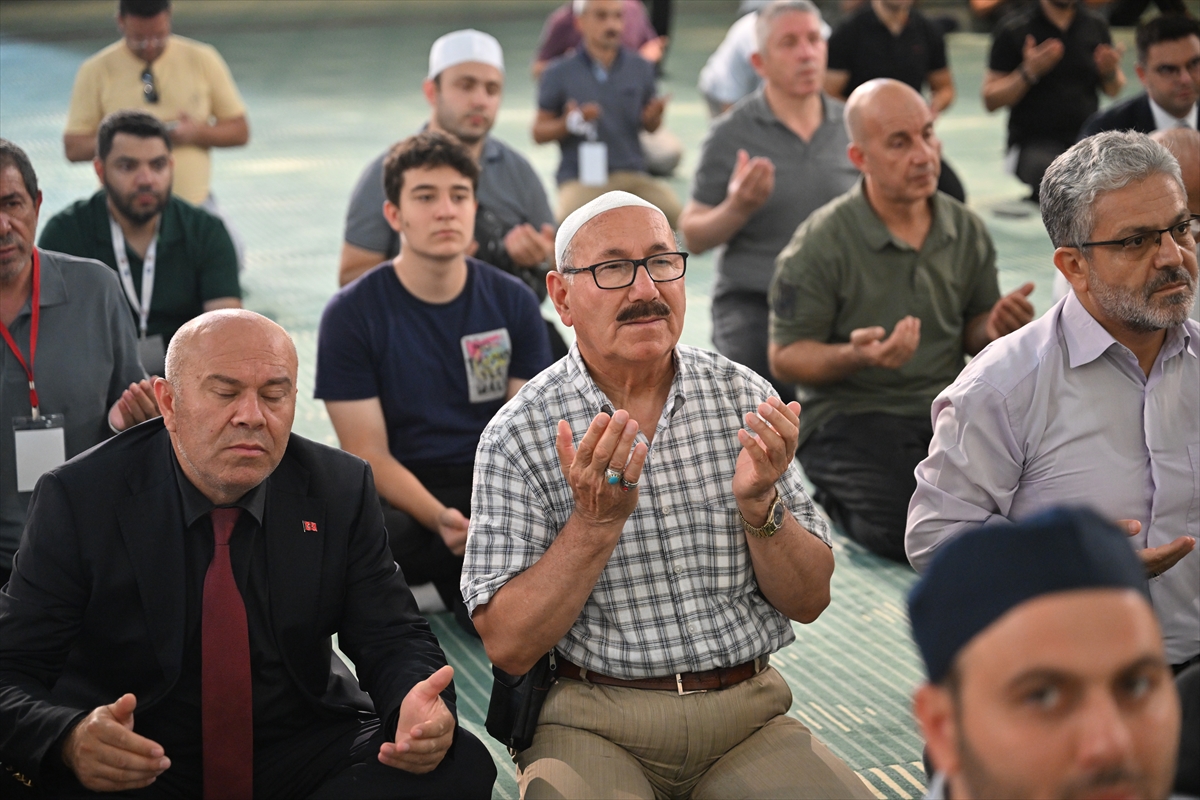 Cumhurbaşkanı Yardımcısı Yılmaz, 15 Temmuz Şehitler Anıtı'na çelenk bıraktı