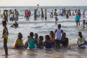 DAKAR (AA) – Senegal'in başkenti Dakar'daki Yoff plajı, sıcak havanın