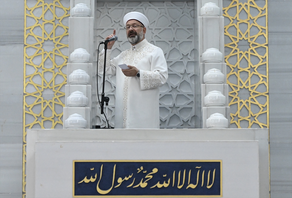 Diyanet İşleri Başkanı Erbaş, Ahmet Hamdi Akseki Camisi'nde hutbe irat etti: