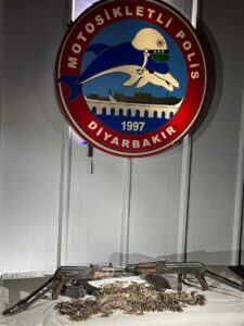 DİYARBAKIR (AA) – Diyarbakır'da bir otomobilde 2 ruhsatsız kalaşnikof tüfeği