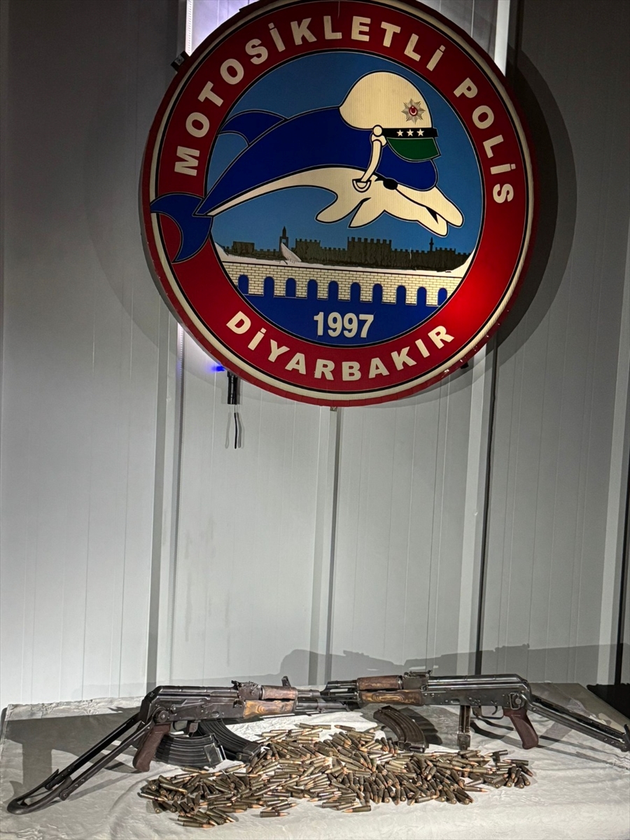 Diyarbakır'da bir otomobilde 2 kalaşnikof ele geçirildi