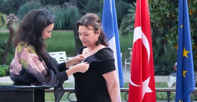 Doç. Dr. Leman Figen Yılmaz’a Fransa’dan Sanat ve Edebiyat Şövalyesi nişanı verildi
