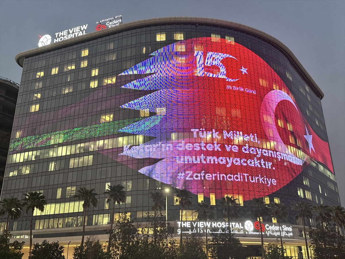 Doha'daki “The View Hospital”, 15 Temmuz dolayısıyla Türk ve Katar bayraklarıyla aydınlatıldı