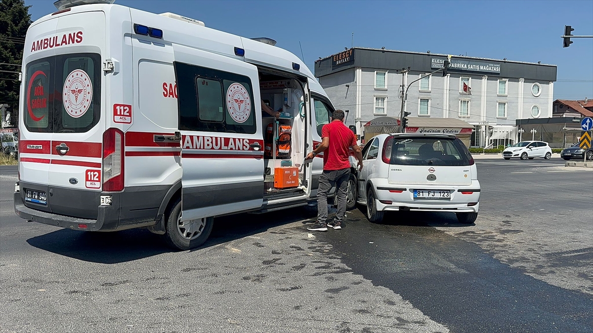 Düzce'de ambulans ile otomobilin çarpıştığı kazada 2 kişi yaralandı