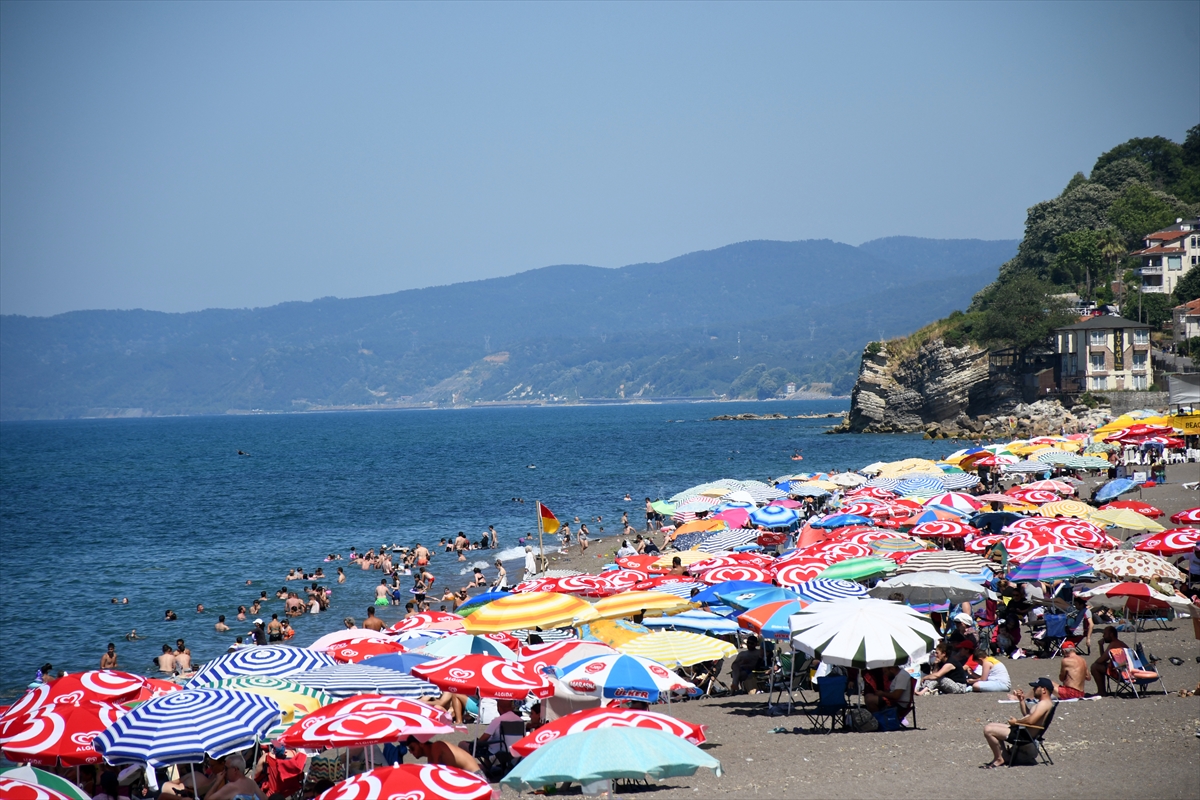Düzce'de sıcak hava nedeniyle sahillerde yoğunluk yaşandı