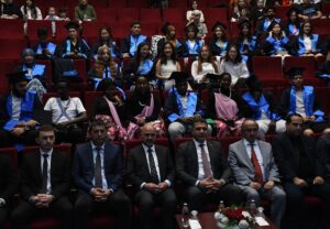 - Törende, Ruanda, Kazakistan ve Kırgızistanlı öğrenciler, kendi kültürlerine ait