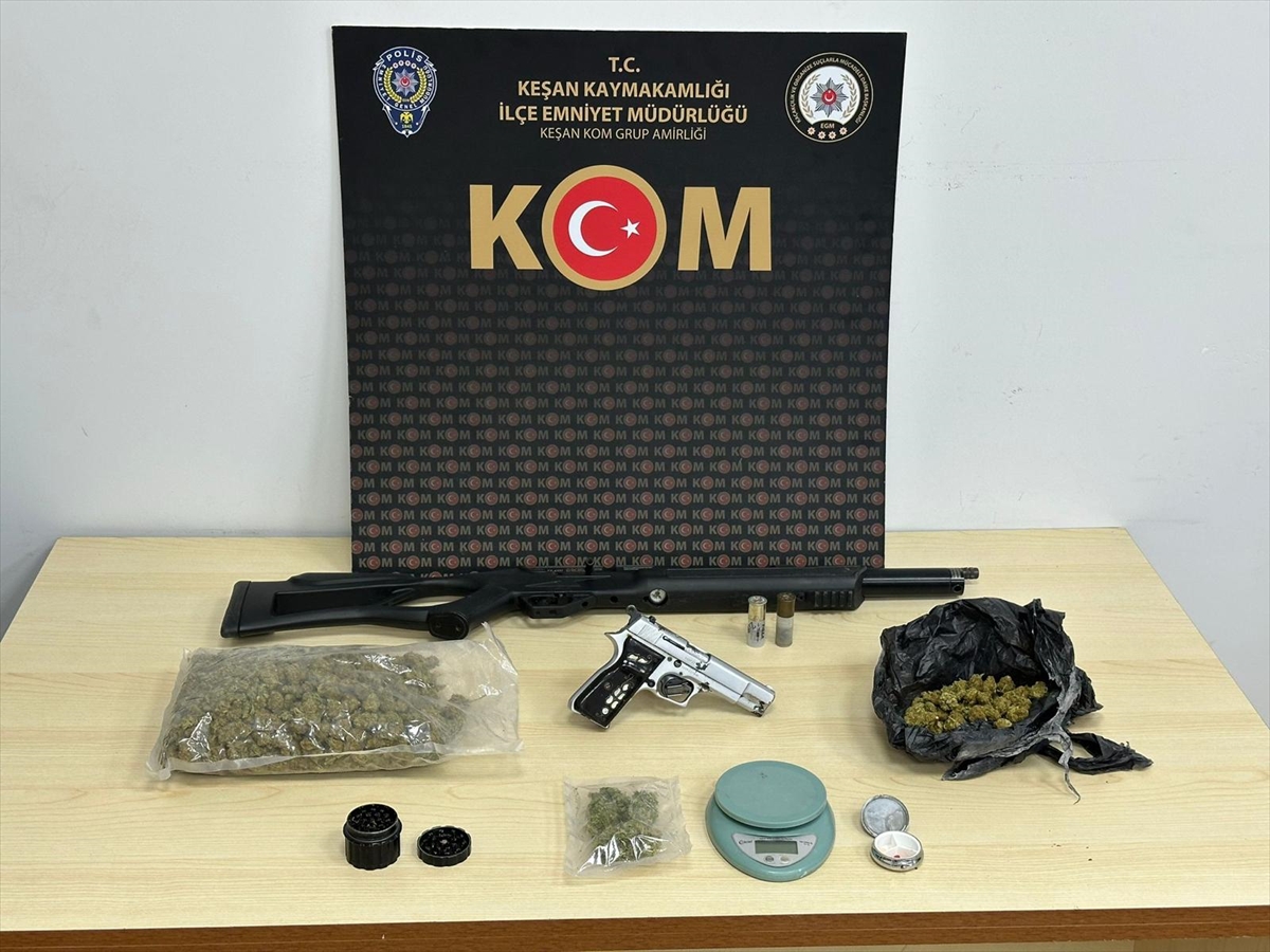 Edirne'de evinde uyuşturucu ve ruhsatsız silah bulunan şüpheli gözaltına alındı
