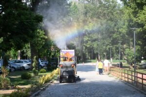 EDİRNE (AA) – Edirne'de Söğütlük Millet Bahçesi'ne gelenler, lavanta suyu