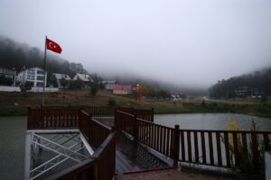 - Yaylada yaşayan bazı vatandaşlar evlerinde soba yakarak ısınmaya çalıştı