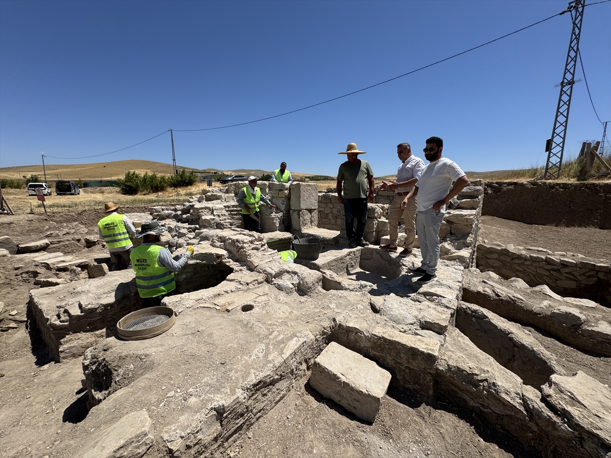 Elazığ'da bir tarlada yaklaşık 1700 yıllık Roma hamamı gün yüzüne çıkarıldı