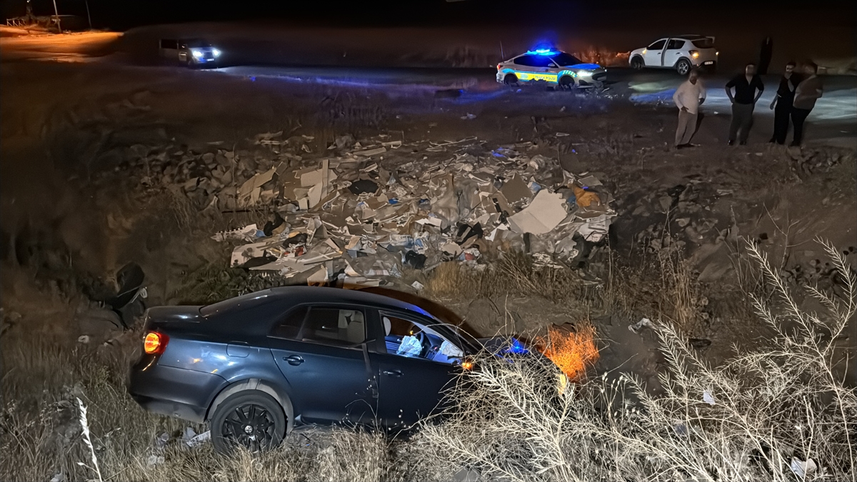 Elazığ'da devrilen otomobildeki 5 kişi yaralandı