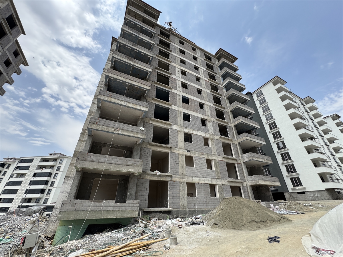 Elazığ'da inşaattan düşen işçi öldü