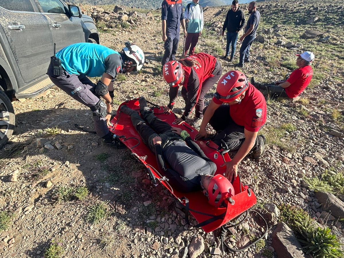 Erciyes Dağı'nda mahsur kalan iki dağcı kurtarıldı