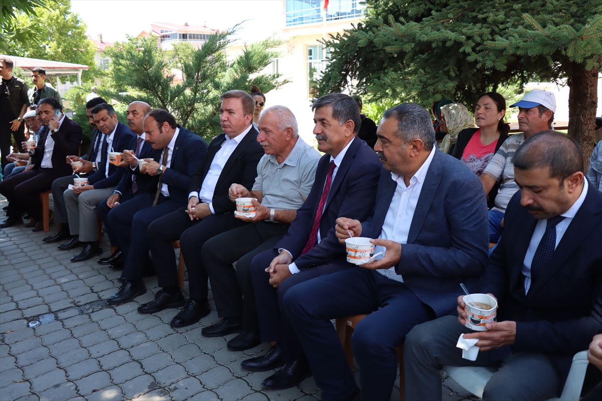 Erzincan'da cemevinde muharrem ayı dolayısıyla aşure dağıtıldı