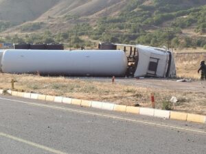 ERZİNCAN (AA) – Erzincan'da kimyasal gaz yüklü tırın devrilmesi sonucu
