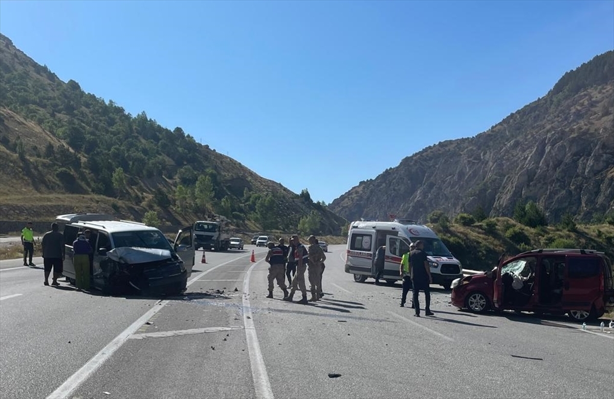 Erzincan'da iki aracın çarpıştığı kazada 1 çocuk öldü, 9 kişi yaralandı