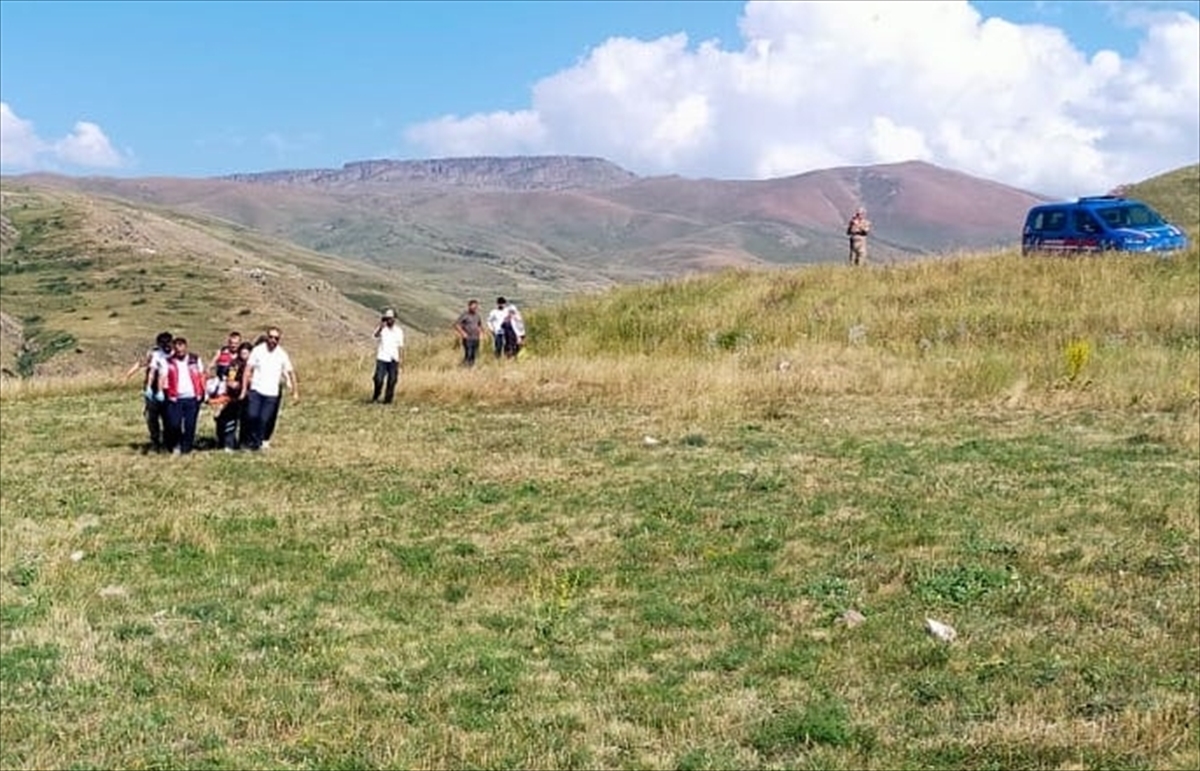Erzurum'da ambulans helikopter biçerdöverin altında kalarak yaralanan kişi için havalandı