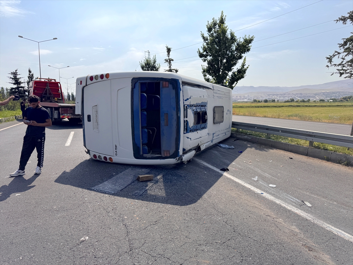 Erzurum'da askeri personel servisinin devrilmesi sonucu 13 kişi yaralandı