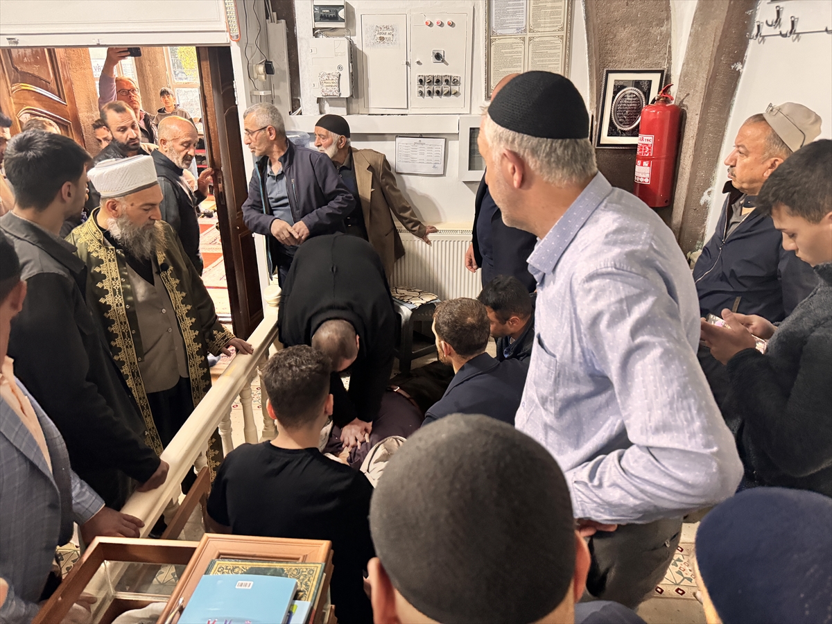 Erzurum'da cuma namazında kalp krizi geçiren yaşlı, kalp masajıyla hayata tutundu