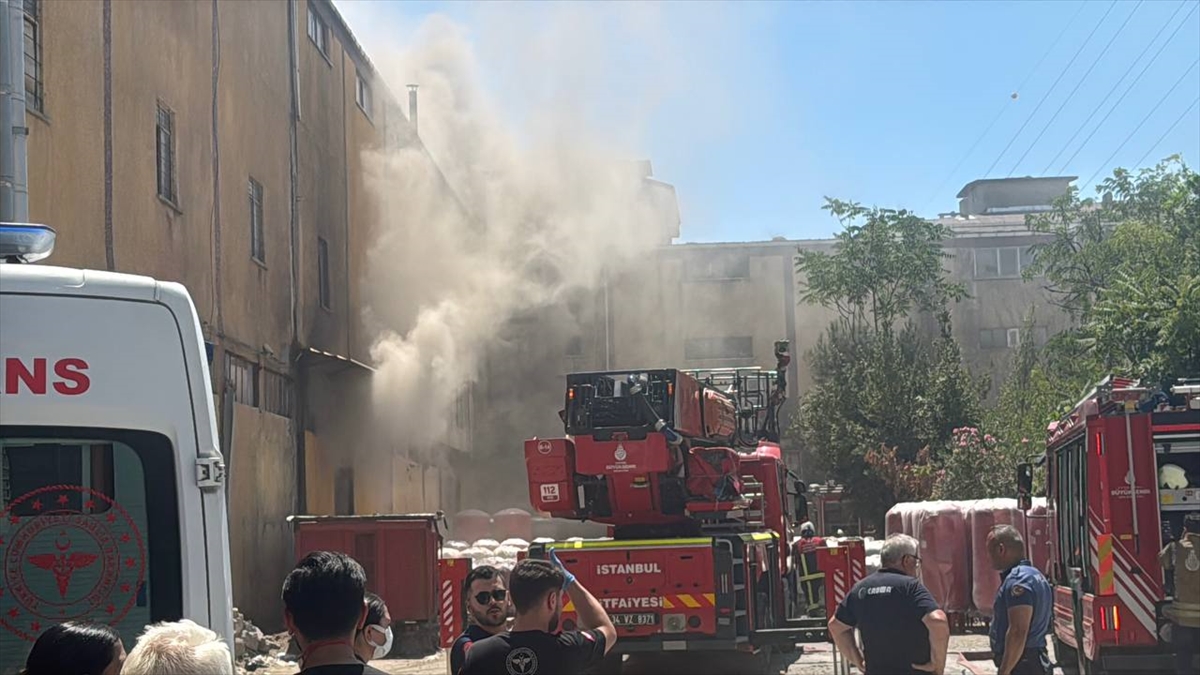 Esenyurt'ta kazan imalathanesinde yangın çıktı