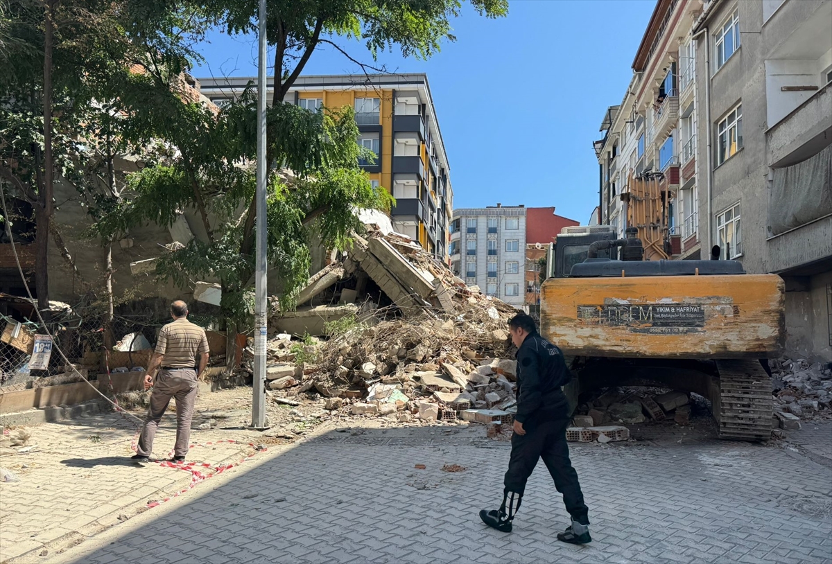 Esenyurt'ta yıkım sırasında kepçenin temas ettiği binanın çökmesi görüntülendi