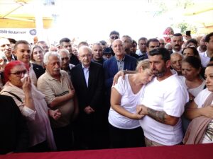 - Balıkesir'de düzenlenen cenaze törenine Kemal Kılıçdaroğlu da katıldı