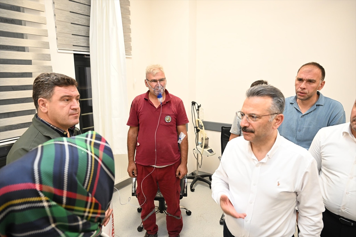 Bakan Memişoğlu, Eskişehir'deki orman yangınında yaralanan orman işçisini hastanede ziyaret etti