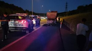 İSTANBUL (AA) – Eyüpsultan'da arızalanarak emniyet şeridine çekilen hafriyat kamyonuna