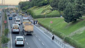 İSTANBUL (AA) – Eyüpsultan'da bariyerlere çarparak kupası ters dönen hafriyat