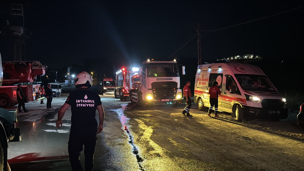 Eyüpsultan'da lastik deposunda çıkan yangın söndürüldü