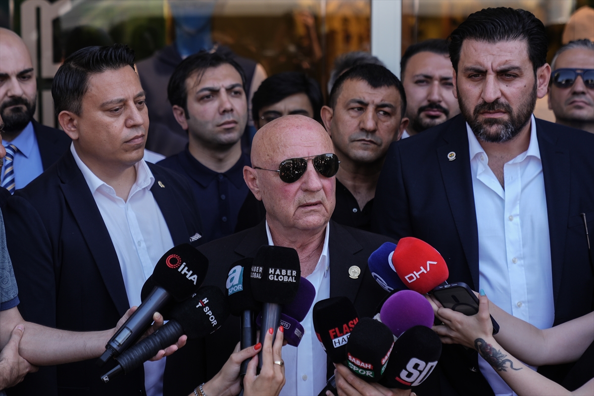 Fenerbahçe'de olağanüstü genel kurul için imzalar teslim edildi