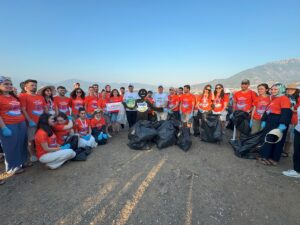- Yaklaşık 3 saat süren çalışmada 400 torba çöp toplandı