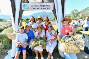 MUĞLA (AA) – Muğla'nın Fethiye ilçesinde görsel şölen sunan mor