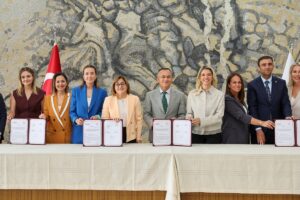 - Lisede, 16 derslik, restoran, kafe, atölye ve sera ile