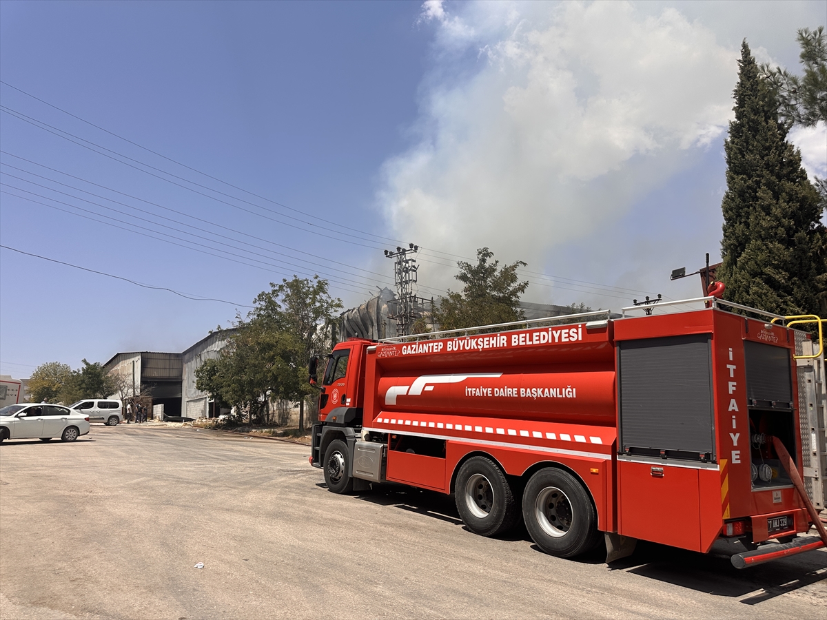 GÜNCELLEME – Gaziantep'te halı fabrikasında çıkan yangın kontrol altına alındı
