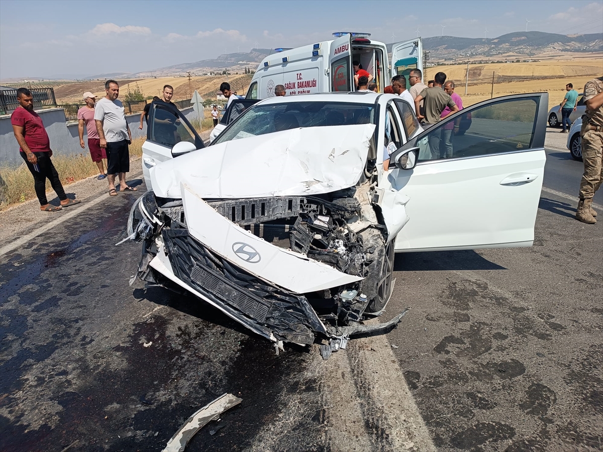Gaziantep'te otomobil ile hafif ticari araç çarpıştı, 7 kişi yaralandı