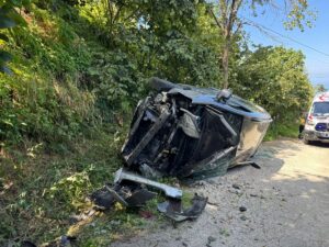 GİRESUN (AA) – Giresun'un Espiye ilçesinde hafif ticari aracın yamaçtan