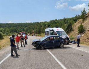 GÜMÜŞHANE (AA) – Gümüşhane'nin Şiran ilçesinde otomobilin tepenin yamacına çarpması