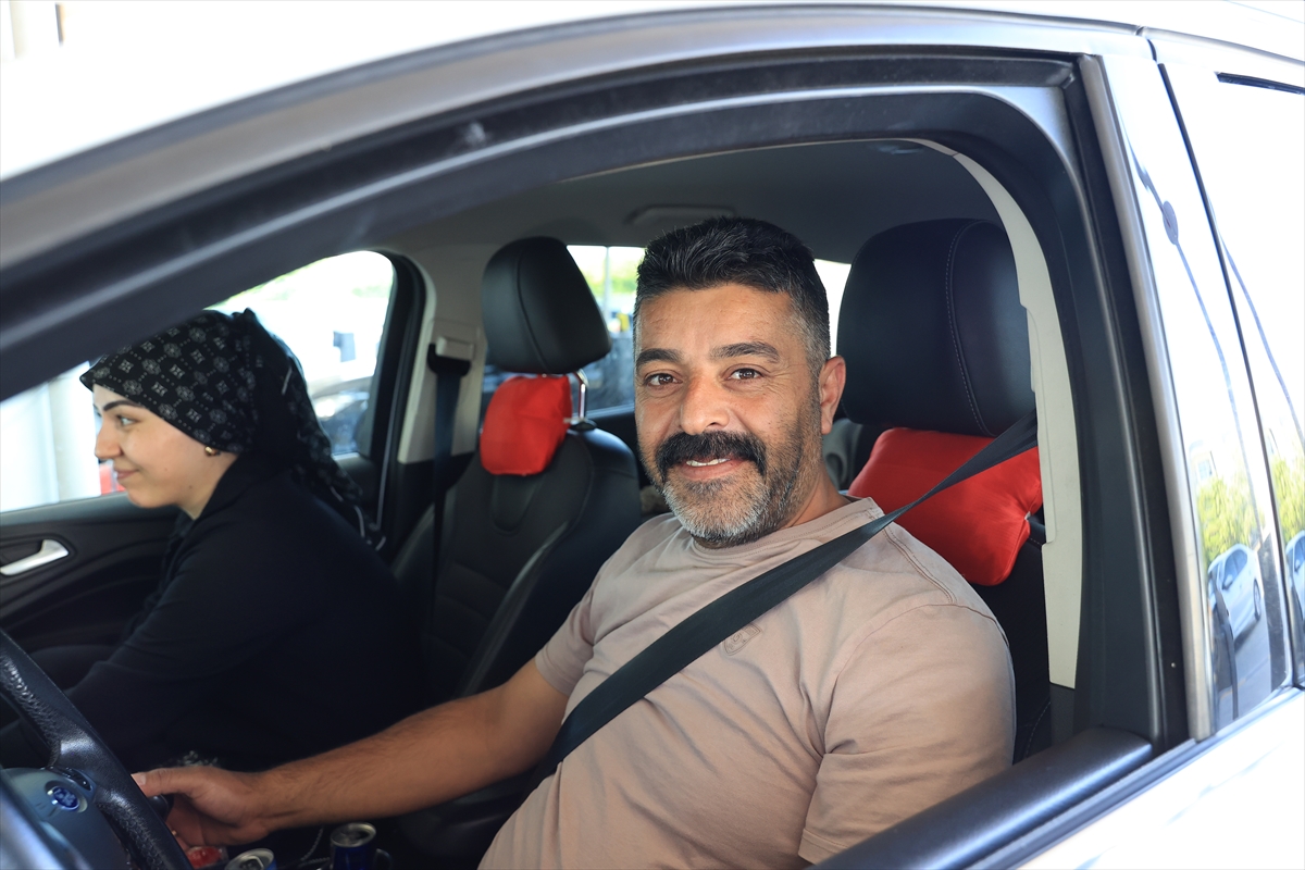 Gurbetçiler Türkiye'ye giriş yapmanın mutluluğunu yaşıyor